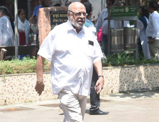 PHOTOS: कल्पना लाजमी के अंत‍िम संस्कार में पहुंची शबाना आजमी