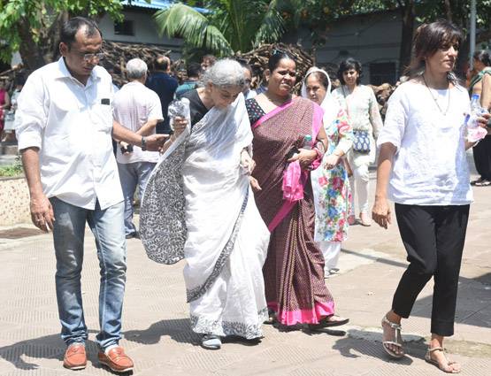 PHOTOS: कल्पना लाजमी के अंत‍िम संस्कार में पहुंची शबाना आजमी