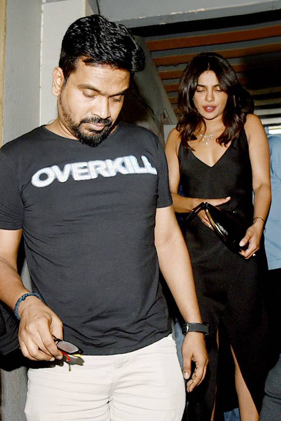 प्र‍ियंका का हाथ थामे ड‍िनर डेट पर पहुंचे न‍िक जोनस, PHOTOS