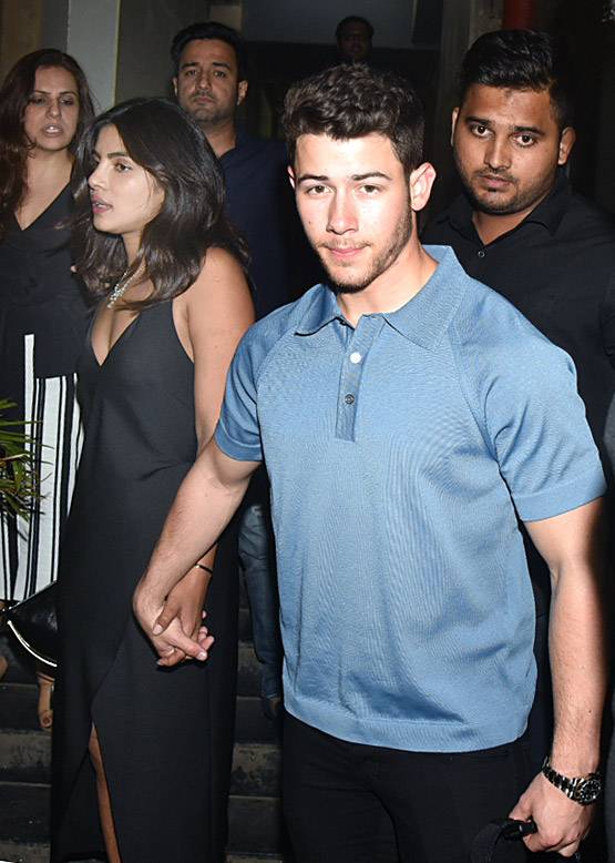 प्र‍ियंका का हाथ थामे ड‍िनर डेट पर पहुंचे न‍िक जोनस, PHOTOS