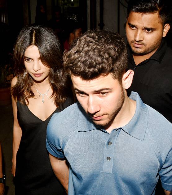 प्र‍ियंका का हाथ थामे ड‍िनर डेट पर पहुंचे न‍िक जोनस, PHOTOS