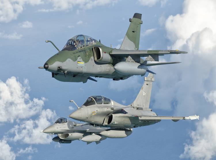 राफेल पर सुलगी सियासत, जानें- कब हुई डील और कैसे शुरू हुआ विवाद