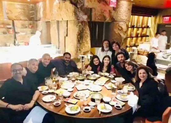 बांहों में बांह, कंधे पर सिर, एक-दूजे के लिए बने हैं आलिया-रणबीर!