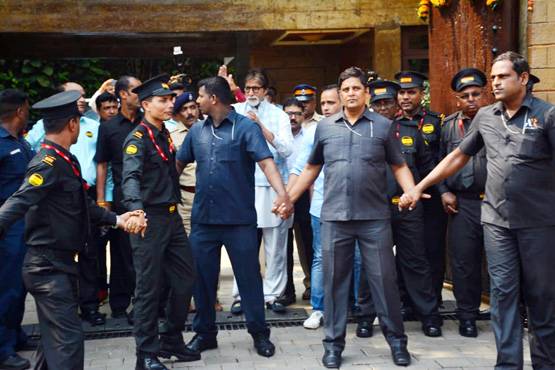 अमिताभ से मिलने जलसा पहुंचे हजारों फैंस, इस अंदाज में कहा- शुक्रिया