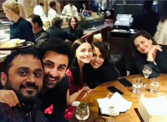 बांहों में बांह, कंधे पर सिर, एक-दूजे के लिए बने हैं आलिया-रणबीर!