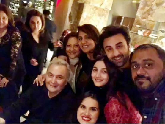 बांहों में बांह, कंधे पर सिर, एक-दूजे के लिए बने हैं आलिया-रणबीर!