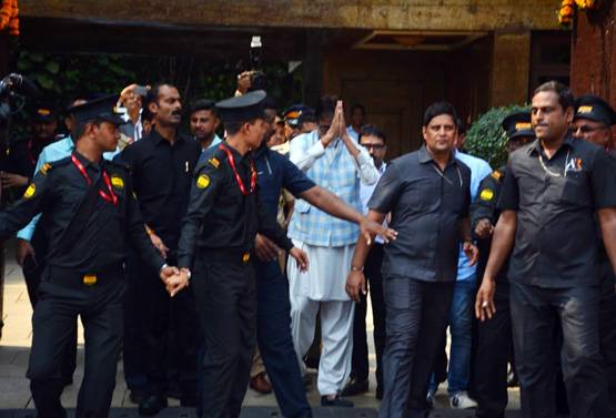 अमिताभ से मिलने जलसा पहुंचे हजारों फैंस, इस अंदाज में कहा- शुक्रिया