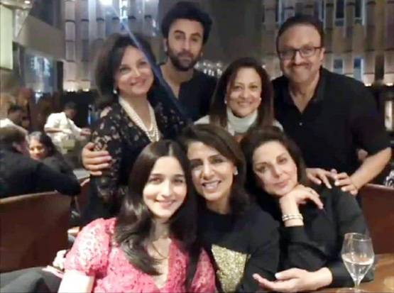 बांहों में बांह, कंधे पर सिर, एक-दूजे के लिए बने हैं आलिया-रणबीर!