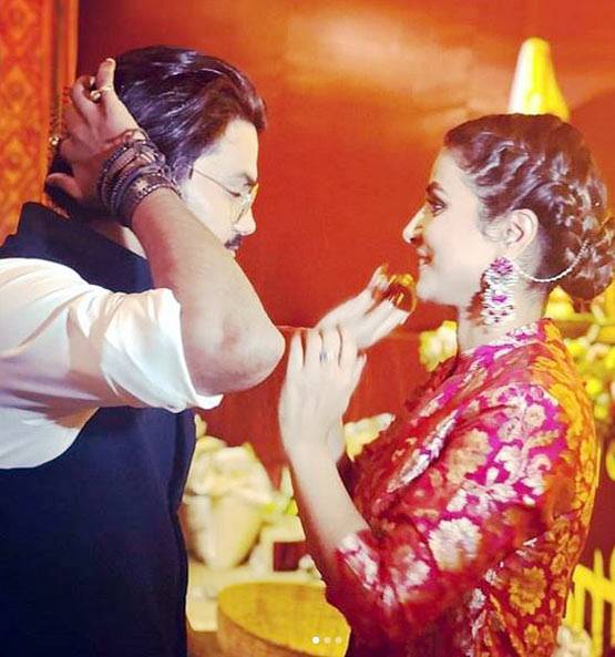 बॉयफ्रेंड संग हिना खान ने किए मां दुर्गा के दर्शन, तस्वीरें Viral