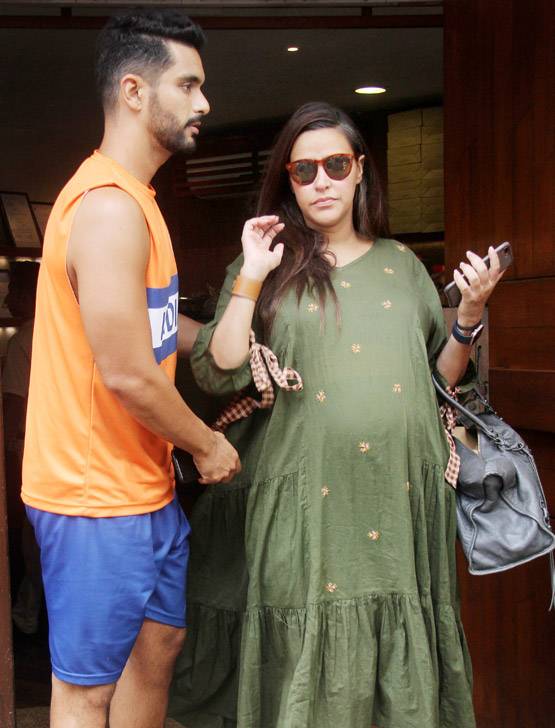 10 तस्वीरों में देखें, नेहा धूपिया के स्टाइलिश प्रेग्नेंसी LOOKS