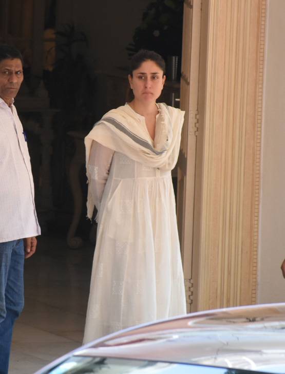 दादी कृष्णा के अंत‍िम दर्शन को पहुंचीं करीना-कर‍िश्मा, सैफ भी द‍िखे