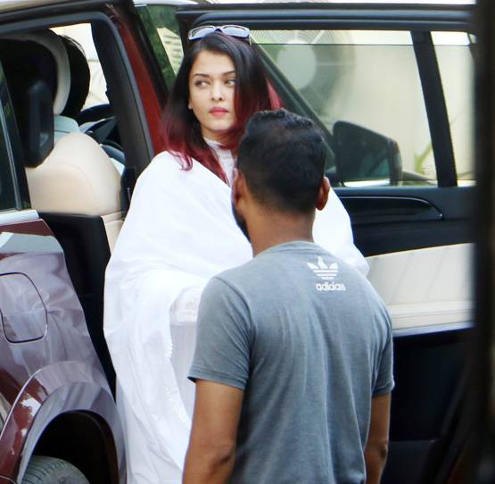 राजीव कपूर ने मां कृष्णा राज को द‍िया कंधा, नहीं द‍िखे ऋषि कपूर