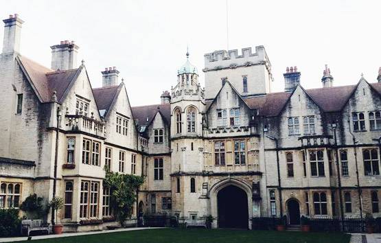 Oxford में ऐसे मिलता है दाखिला, फ्री में भी होती है पढ़ाई
