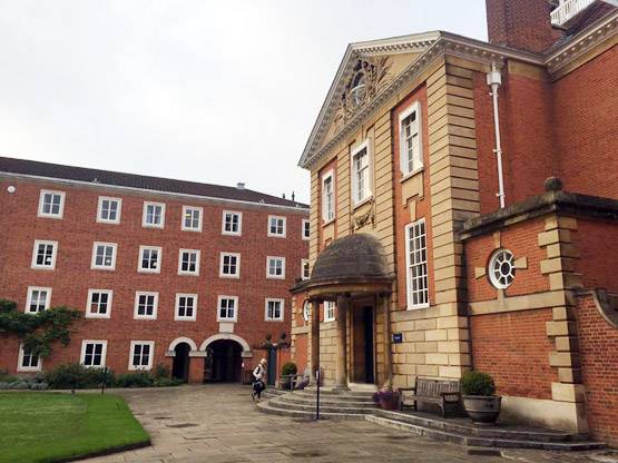 Oxford में ऐसे मिलता है दाखिला, फ्री में भी होती है पढ़ाई