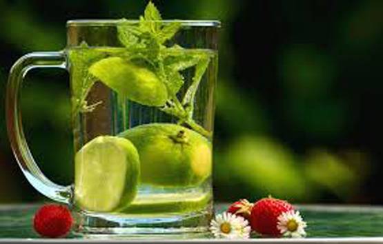 सुबह उठकर गर्म नींबू पानी पीने के हैं इतने फायदे