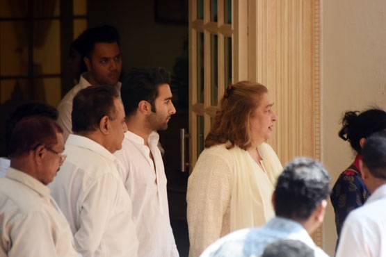 मां कृष्णा की मौत से सदमे में हैं बेटियां, चेंबूर में जुट रहे हैं लोग