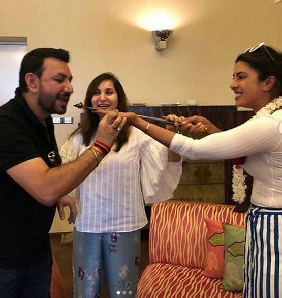 कौन है ये शख्स जिसके पीछे निक संग खड़ी हैं प्रियंका चोपड़ा?