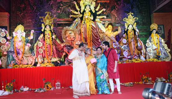 दुर्गा पूजा में मां किरण संग पहुंचे आमिर खान के बेटे आजाद