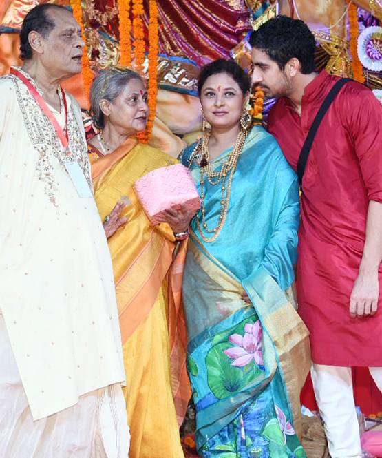 दुर्गा पूजा में मां किरण संग पहुंचे आमिर खान के बेटे आजाद