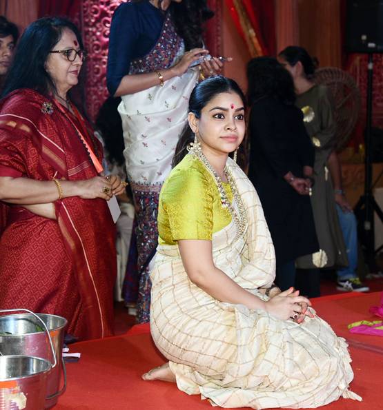 दुर्गा पूजा में मां किरण संग पहुंचे आमिर खान के बेटे आजाद