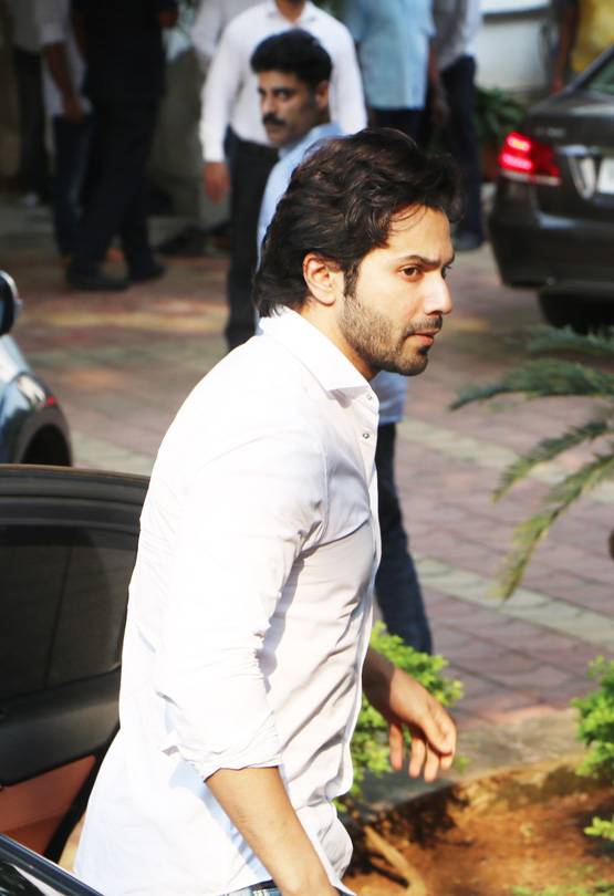 कृष्णा राज के अंत‍िम दर्शन को पहुंची ऐश्वर्या, मुस्कुराते द‍िखीं सोनम