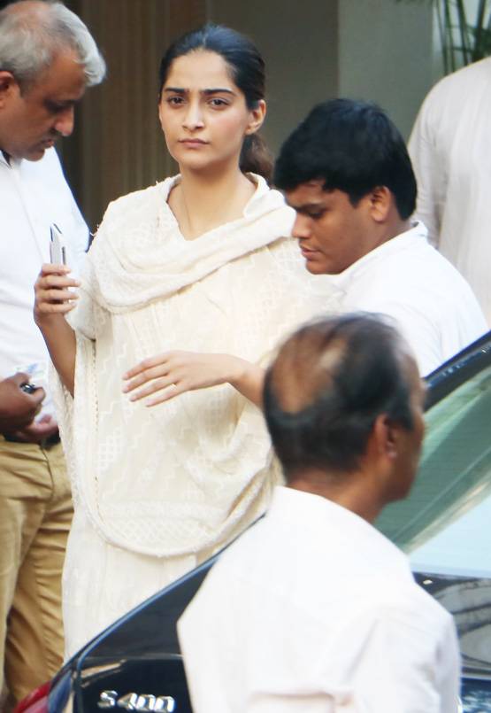 राजीव कपूर ने मां कृष्णा राज को द‍िया कंधा, नहीं द‍िखे ऋषि कपूर