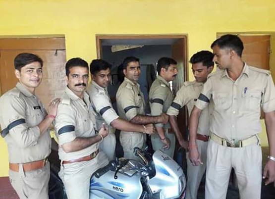 विवेक हत्याकांड: यूपी में दिखा 'सिपाही विद्रोह', बांधी काली पट्टी