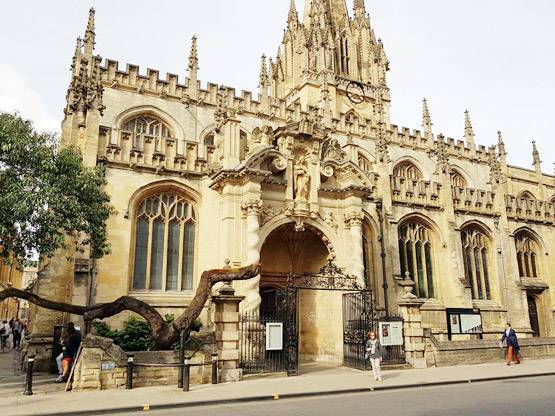 Oxford में ऐसे मिलता है दाखिला, फ्री में भी होती है पढ़ाई