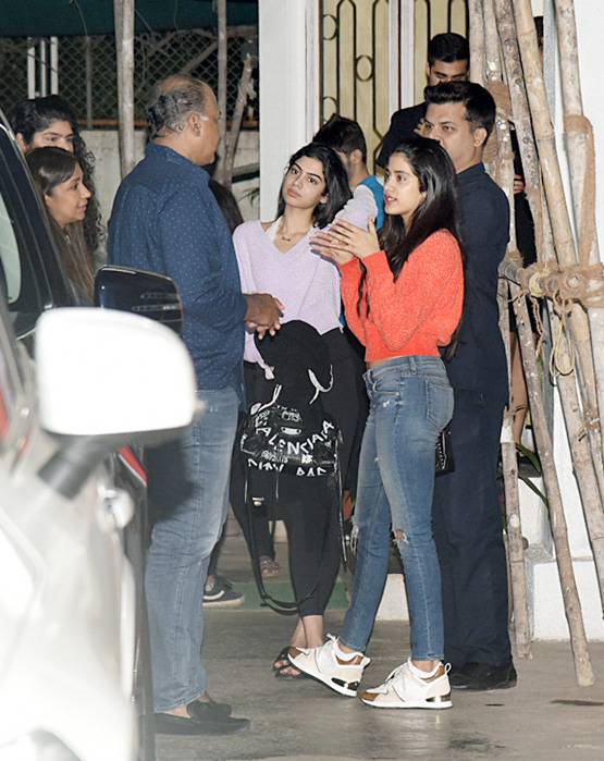 PHOTOS: भाई अर्जुन की फिल्म देखने इस अंदाज में पहुंचीं तीनों बहनें