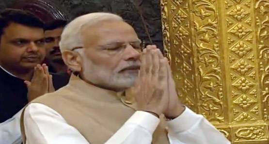 देखें तस्वीरेंः ...जब साईं के दरबार में पहुंचे पीएम नरेंद्र मोदी