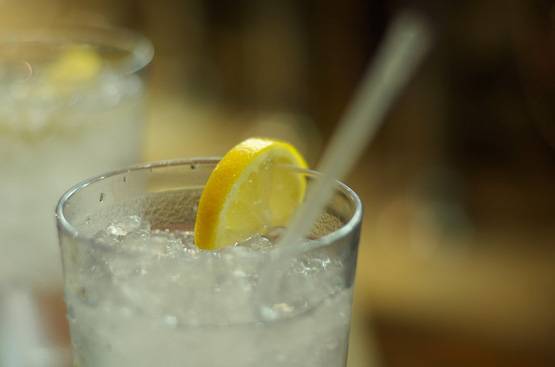 सुबह उठकर गर्म नींबू पानी पीने के हैं इतने फायदे