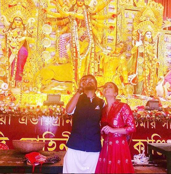 बॉयफ्रेंड संग हिना खान ने किए मां दुर्गा के दर्शन, तस्वीरें Viral