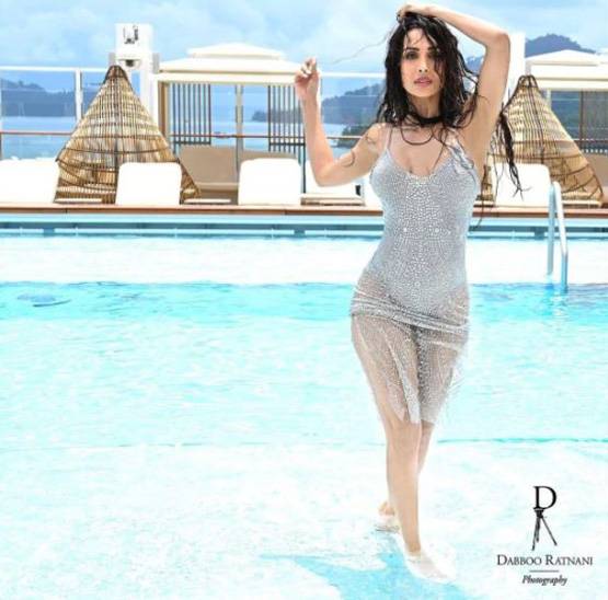 मलाइका का पूल फोटोशूट हुआ वायरल, इस अंदाज में नजर आईं दीवा