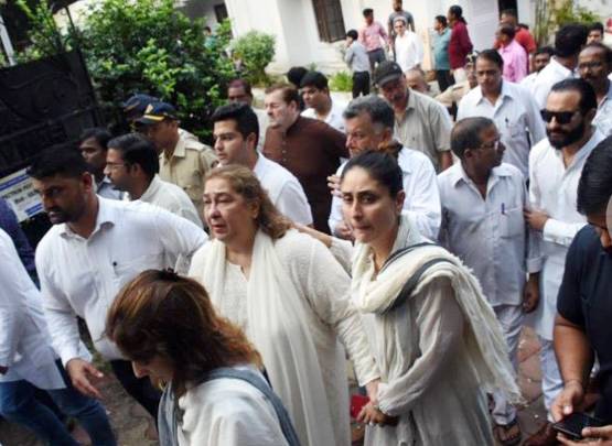 राजीव कपूर ने मां कृष्णा राज को द‍िया कंधा, नहीं द‍िखे ऋषि कपूर