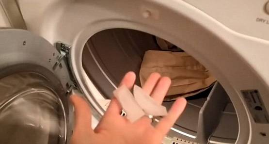 प्रेस के बिना इस ट्रिक से मिनटों में दूर होंगी कपड़ों की सिलवटें