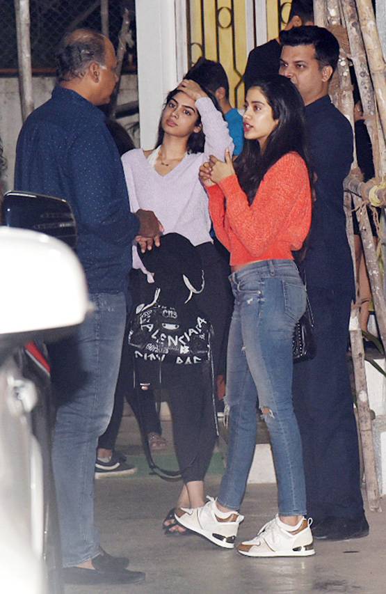 PHOTOS: भाई अर्जुन की फिल्म देखने इस अंदाज में पहुंचीं तीनों बहनें