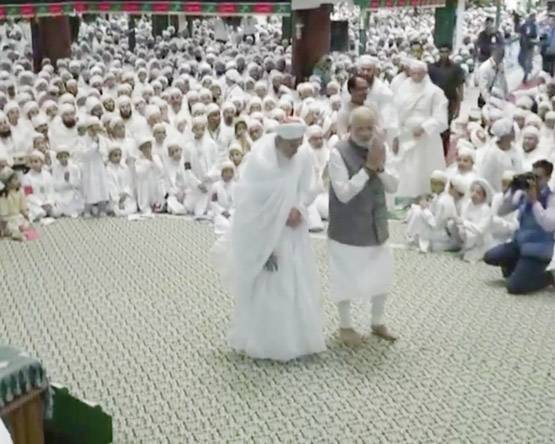 देखें तस्वीरेंः ...जब साईं के दरबार में पहुंचे पीएम नरेंद्र मोदी