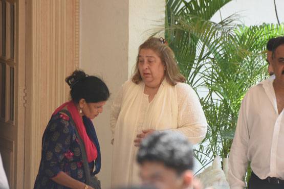 मां कृष्णा की मौत से सदमे में हैं बेटियां, चेंबूर में जुट रहे हैं लोग