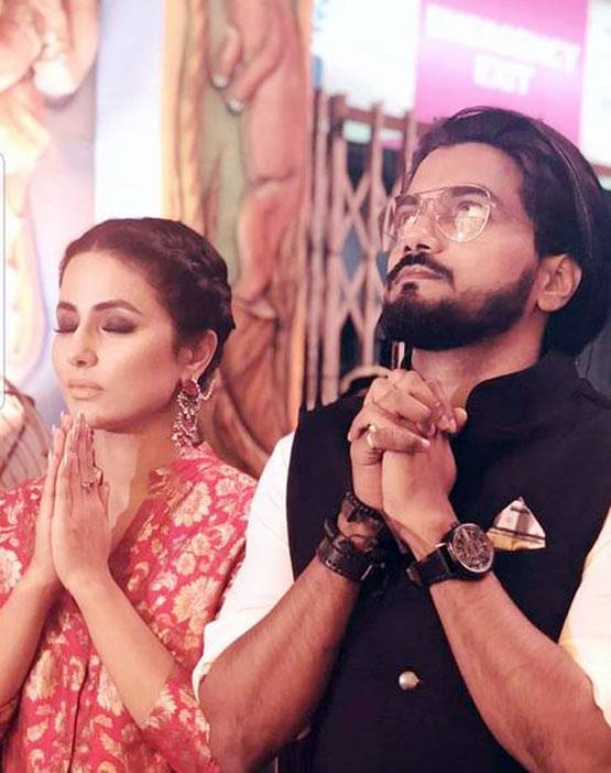 बॉयफ्रेंड संग हिना खान ने किए मां दुर्गा के दर्शन, तस्वीरें Viral