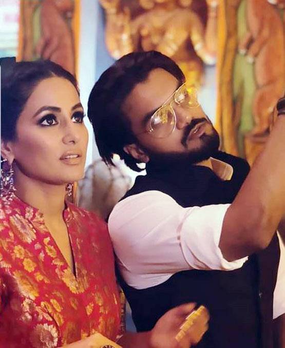 बॉयफ्रेंड संग हिना खान ने किए मां दुर्गा के दर्शन, तस्वीरें Viral