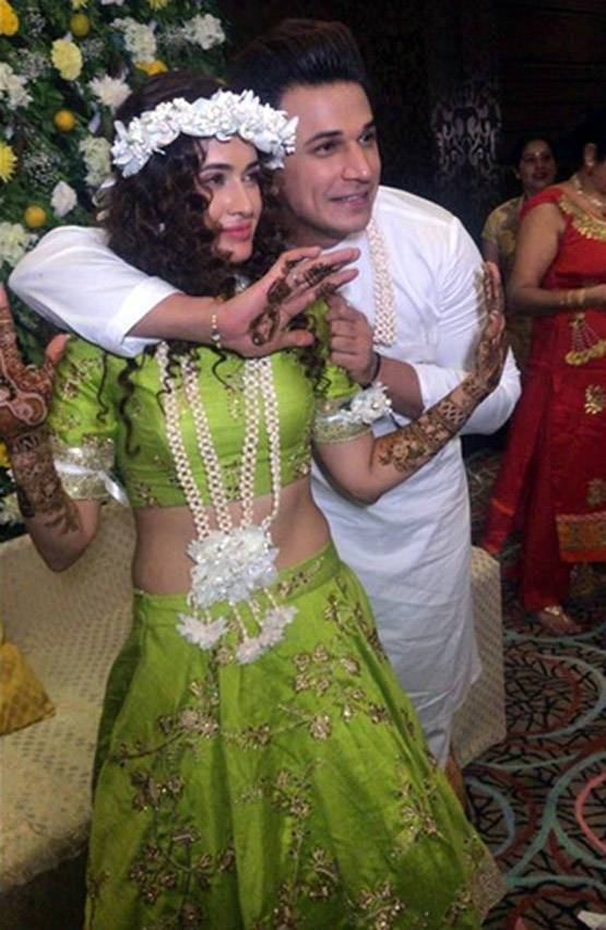 बिग बॉस कपल प्रिंस-युविका के मेहंदी फंक्शन की तस्वीरें Viral