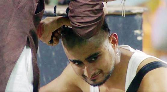 BB12: शो जीतने आए हैं दीपक ठाकुर, मुंडवा दिए सिर के बाल