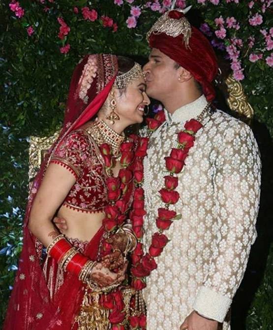 VIDEO: दूल्हे ने घूंघट नहीं बल्कि दुल्हन ने उठाया प्रिंस का सेहरा