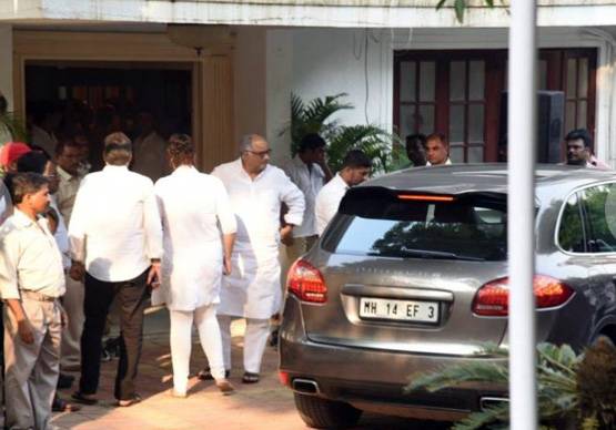 राजीव कपूर ने मां कृष्णा राज को द‍िया कंधा, नहीं द‍िखे ऋषि कपूर