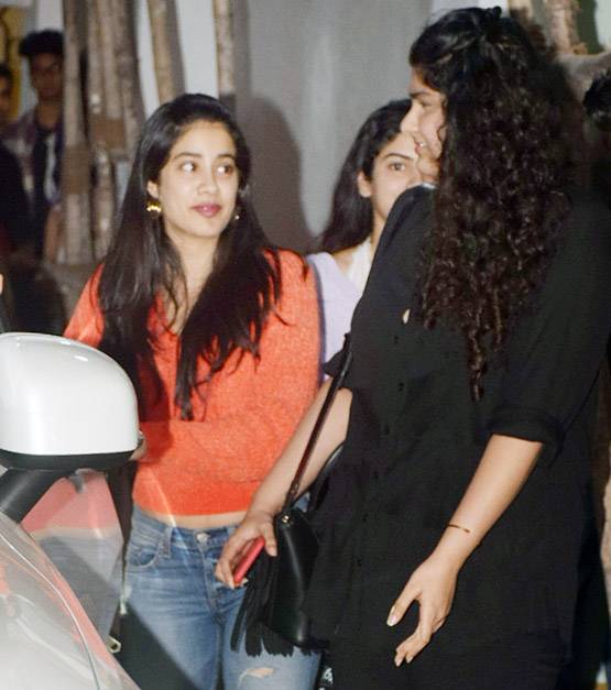 PHOTOS: भाई अर्जुन की फिल्म देखने इस अंदाज में पहुंचीं तीनों बहनें