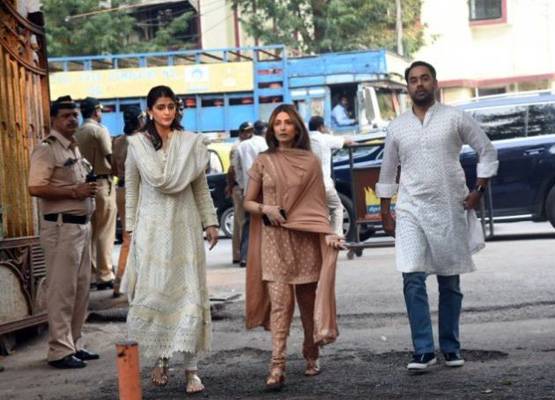 राजीव कपूर ने मां कृष्णा राज को द‍िया कंधा, नहीं द‍िखे ऋषि कपूर