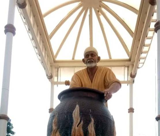 शिरडी में रोज चढ़ता है करोड़ों का चढ़ावा, गिनने में छूटते हैं पसीने