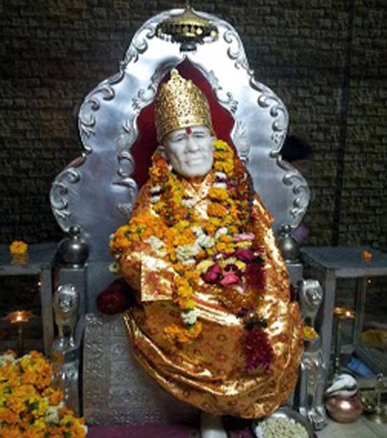 शिरडी में रोज चढ़ता है करोड़ों का चढ़ावा, गिनने में छूटते हैं पसीने