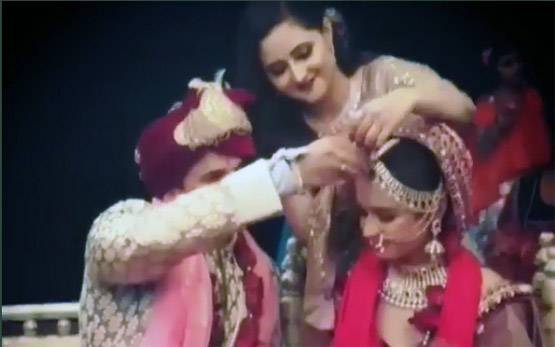 VIDEO: दूल्हे ने घूंघट नहीं बल्कि दुल्हन ने उठाया प्रिंस का सेहरा