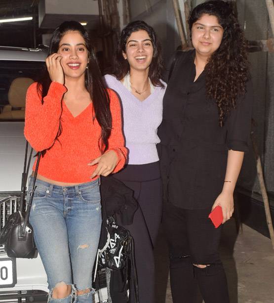 PHOTOS: भाई अर्जुन की फिल्म देखने इस अंदाज में पहुंचीं तीनों बहनें